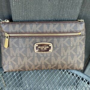 Michael Kors Handbag Purse
Wristlet Bag Jet Set 32F1GJSW3B
MK Brown Leather
